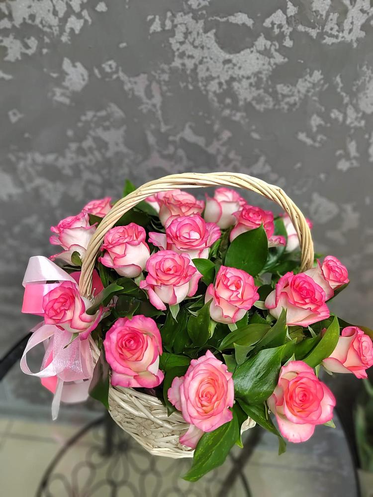 Цветочная композиция из Розы в корзине в Верхнебаканский