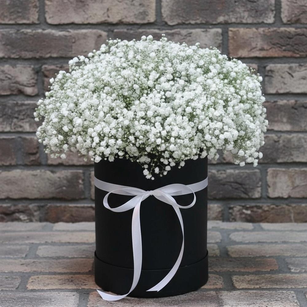 Цветочная композиция из Гипсофила в шляпной коробке в Верхнебаканский