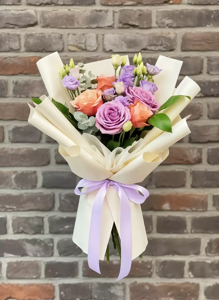 Букет цветов из: Лизиантусы и Розы в Верхнебаканский