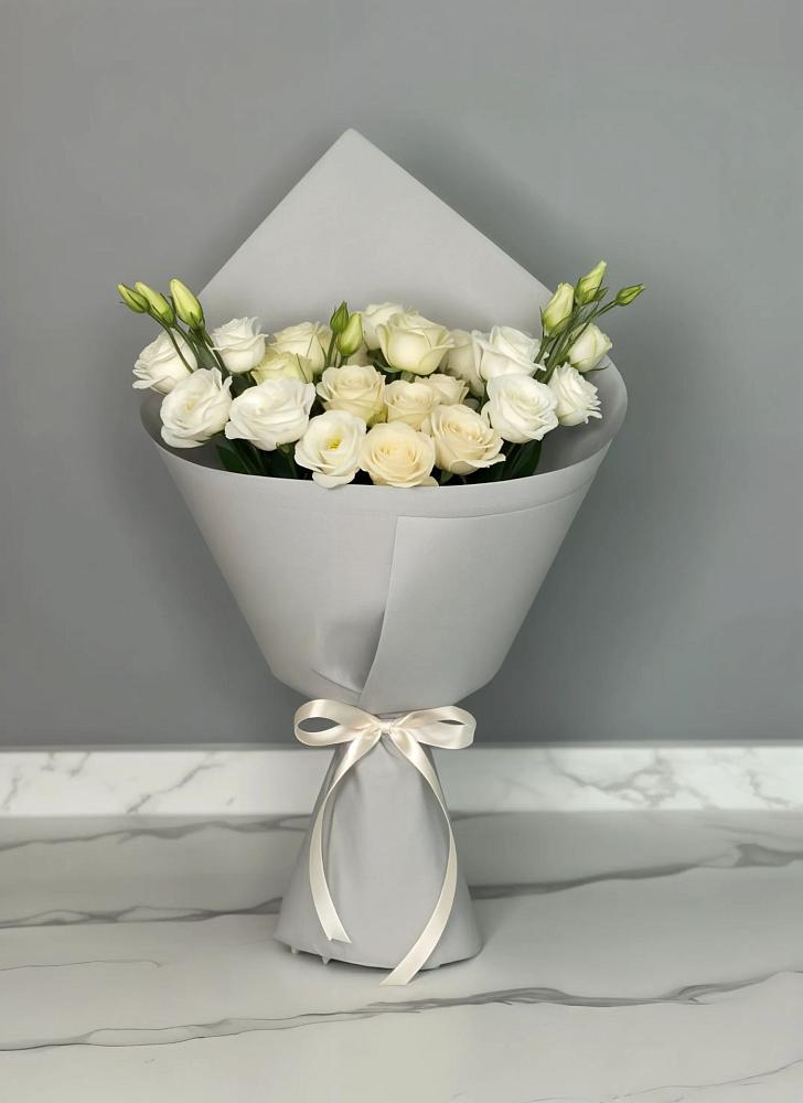 Букет цветов из: Розы и Лизиантусы в Верхнебаканский