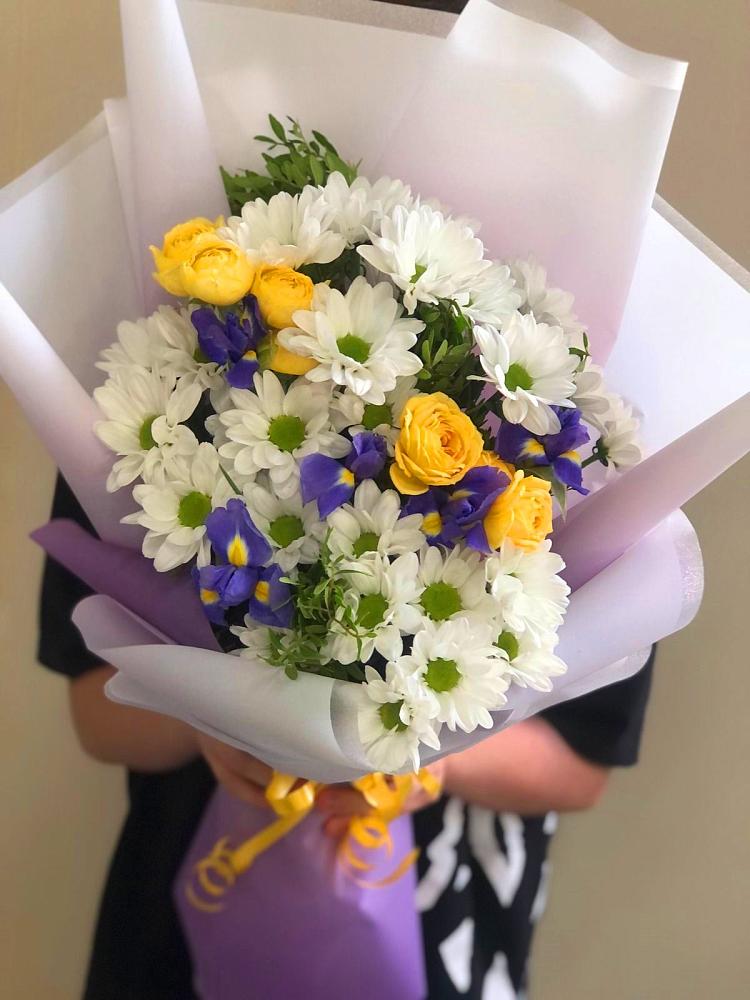 Букет цветов из: Ирисы, Хризантемы и Розы в Верхнебаканский
