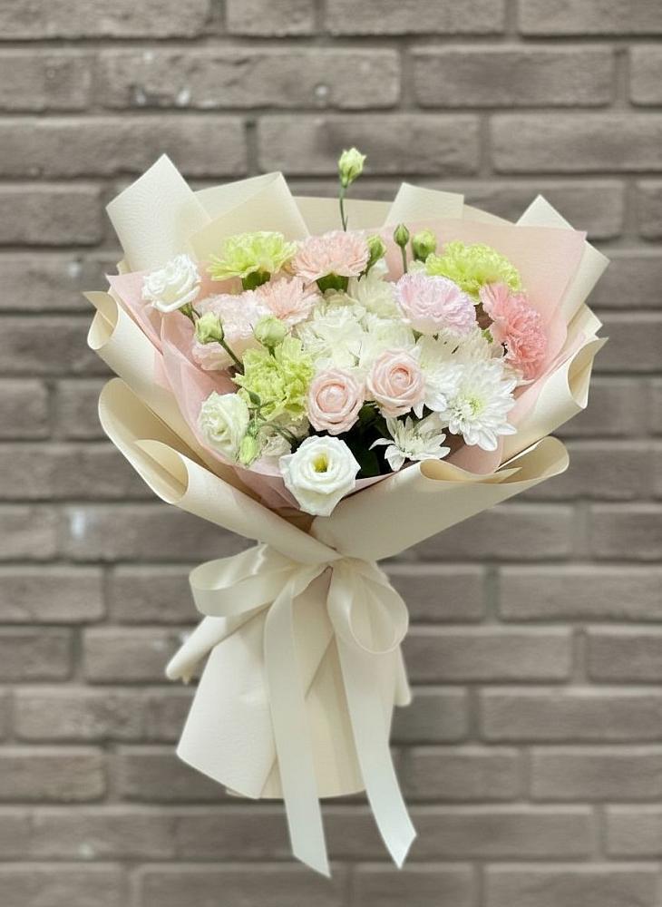 Букет цветов из: Гвоздики, Розы, Лизиантусы и Хризантемы в Верхнебаканский