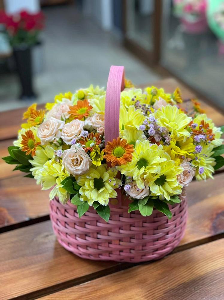 Цветочная композиция из Хризантемы и Розы в корзине в Верхнебаканский