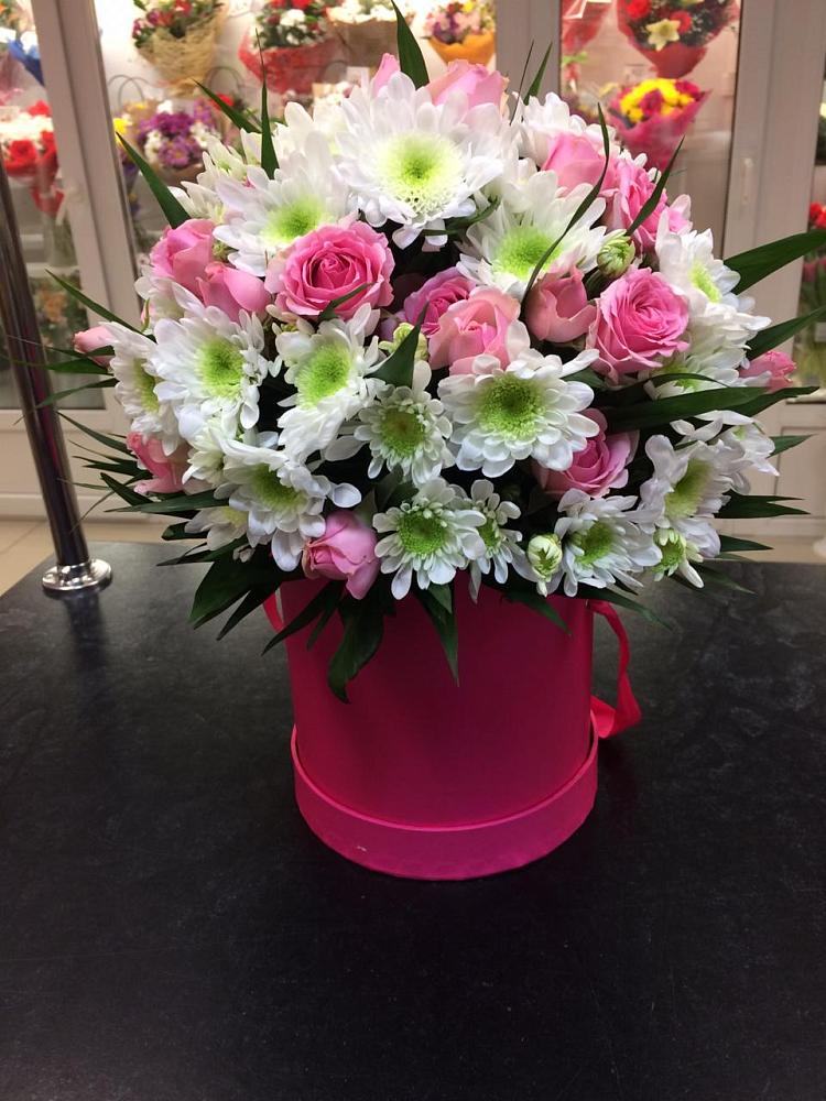 Цветочная композиция из Розы и Хризантемы в шляпной коробке в Верхнебаканский