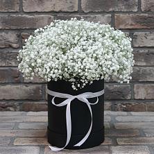 Цветочная композиция из Гипсофила в шляпной коробке в Верхнебаканский