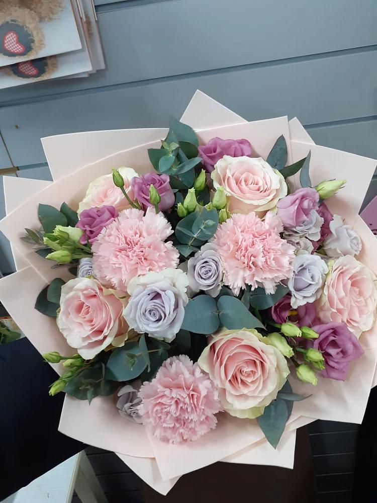 Букет цветов из: Розы, Гвоздики и Лизиантусы в Верхнебаканский