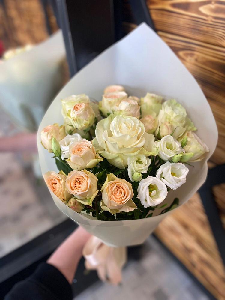 Букет цветов из: Розы и Лизиантусы в Верхнебаканский